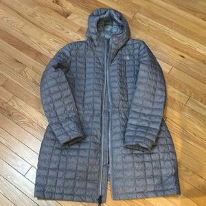 North Face light grey woman’s light weight puffer coat